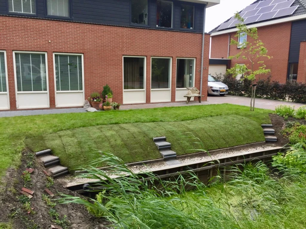 Graszoden aansluiten op sloot in Sauwerd