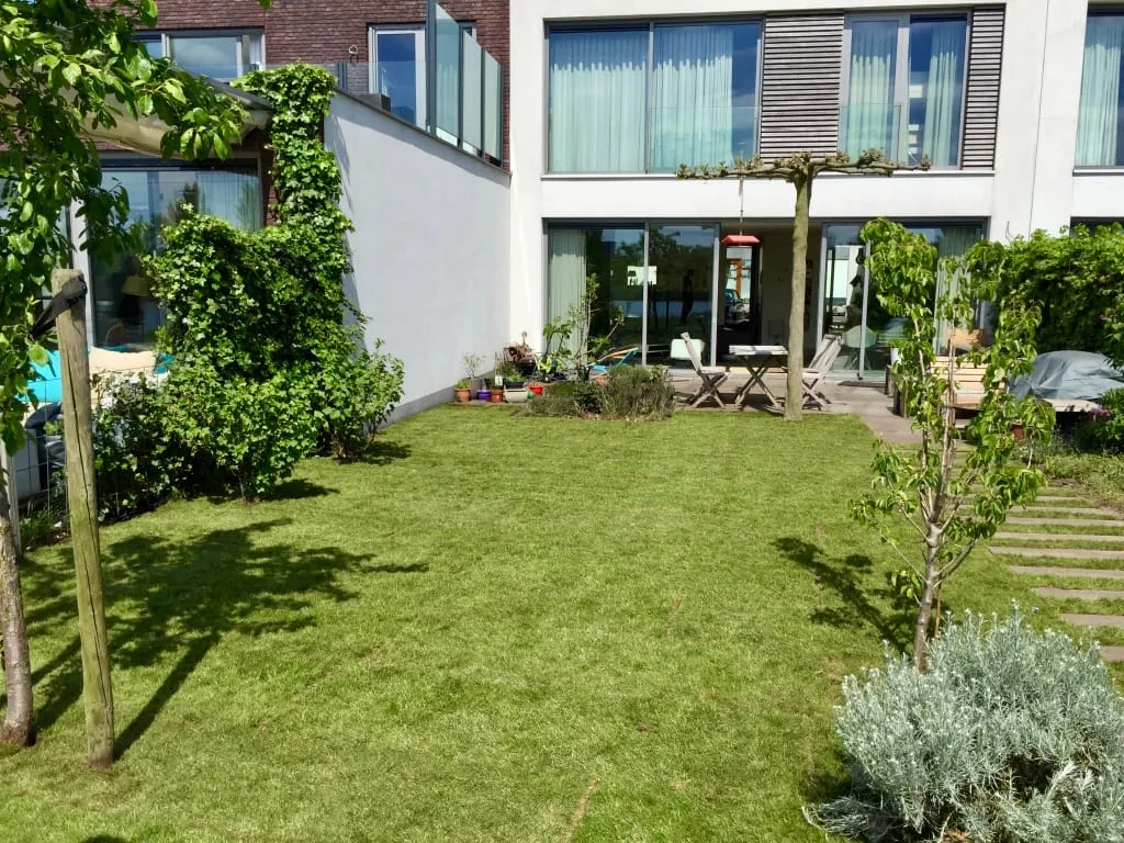 Graszoden leggen Ijburg