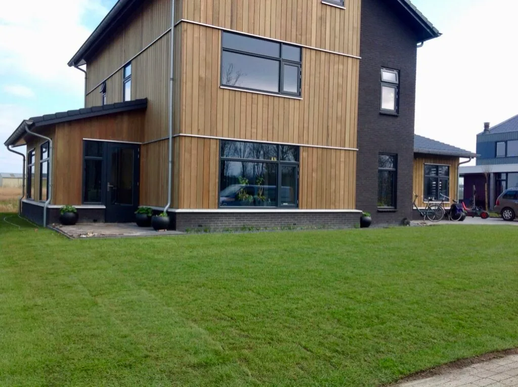Nieuwbouw Drachten 300 m² graszoden leggen