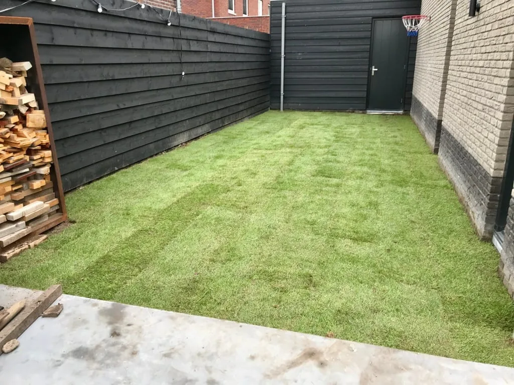 Graszoden leggen Oostzaan