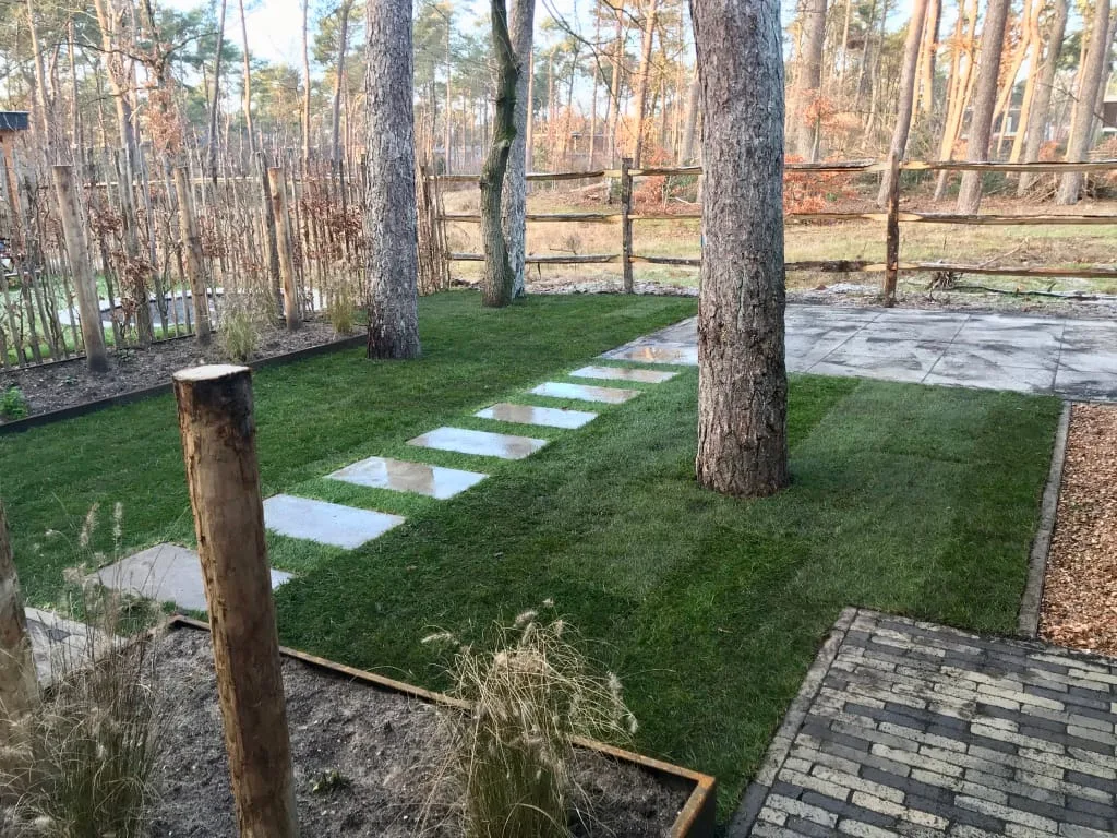 Graszoden leggen bosrijke omgeving Zeist