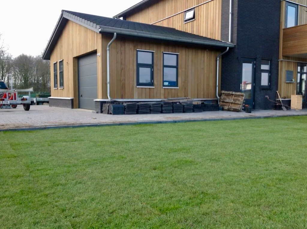 Nieuwbouw Drachten 300 m² graszoden leggen