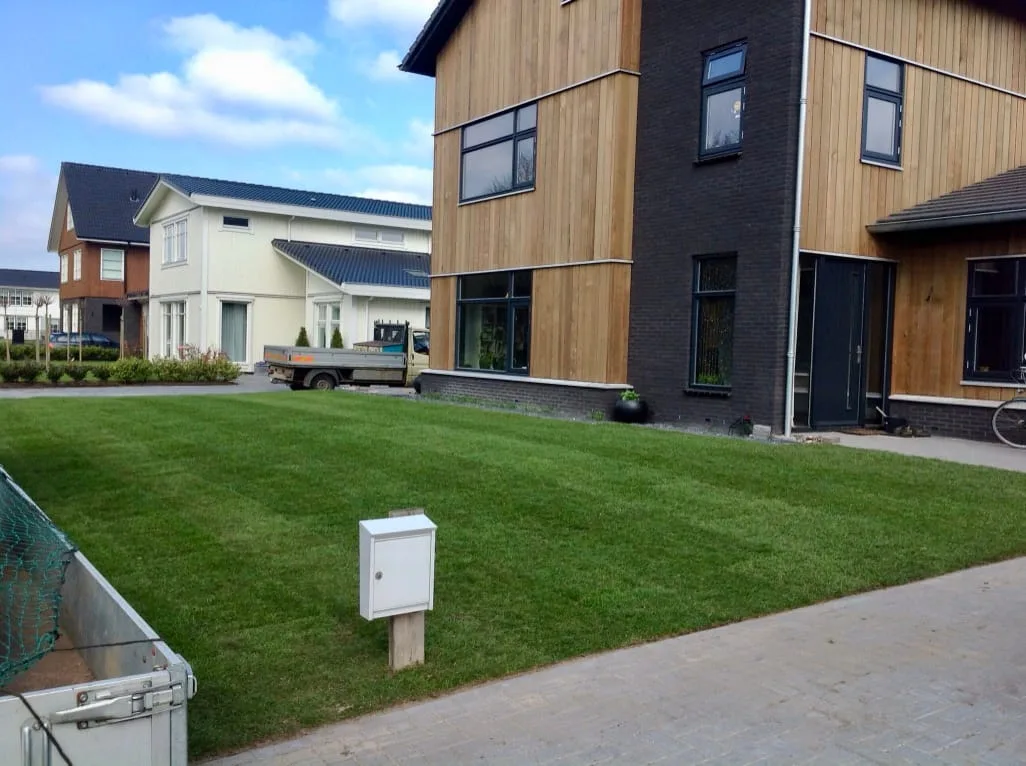 Nieuwbouw Drachten 300 m2 graszoden leggen