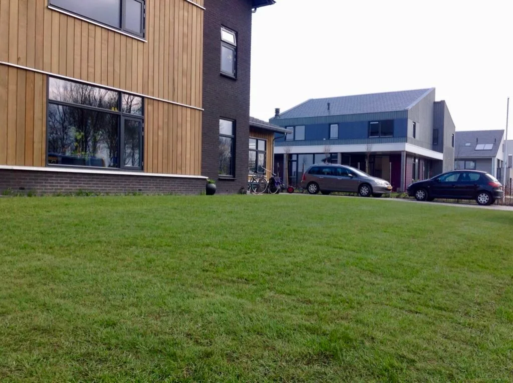 Nieuwbouw Drachten 300 m² graszoden leggen