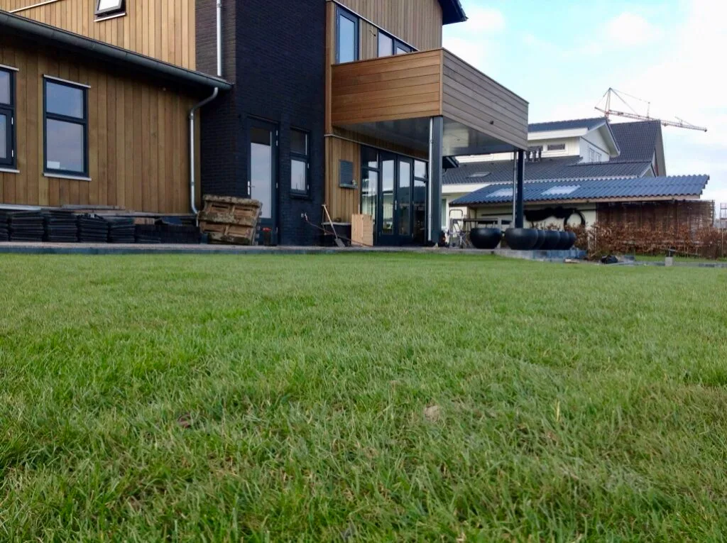 Nieuwbouw Drachten 300 m² graszoden leggen