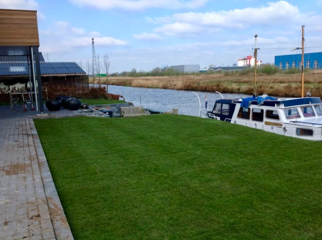 Nieuwbouw Drachten 300 m² graszoden leggen