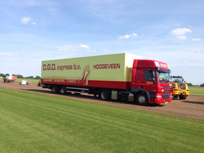 Graszoden bezorgen met de vrachtwagen.