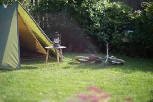 Kindertent en fiets op een vers gelegd gazon van basic graszoden