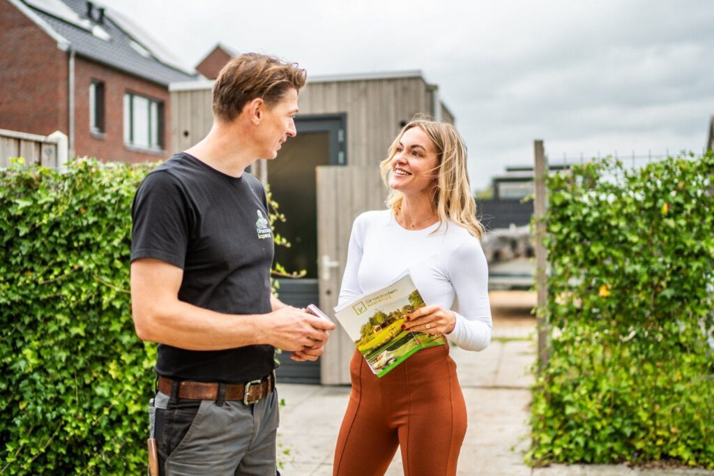 Klant in gesprek met hovenier over service en garantie van graszoden