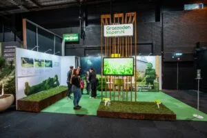 Bezoekers bekijken de beursstand van Graszodenkopen.nl met informatie voor zakelijke bestellers
