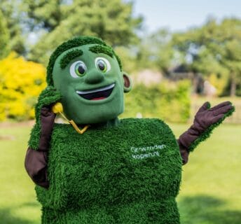 Grasmattie, de mascotte van Graszodenkopen.nl, helpt behulpzaam aan de telefoon