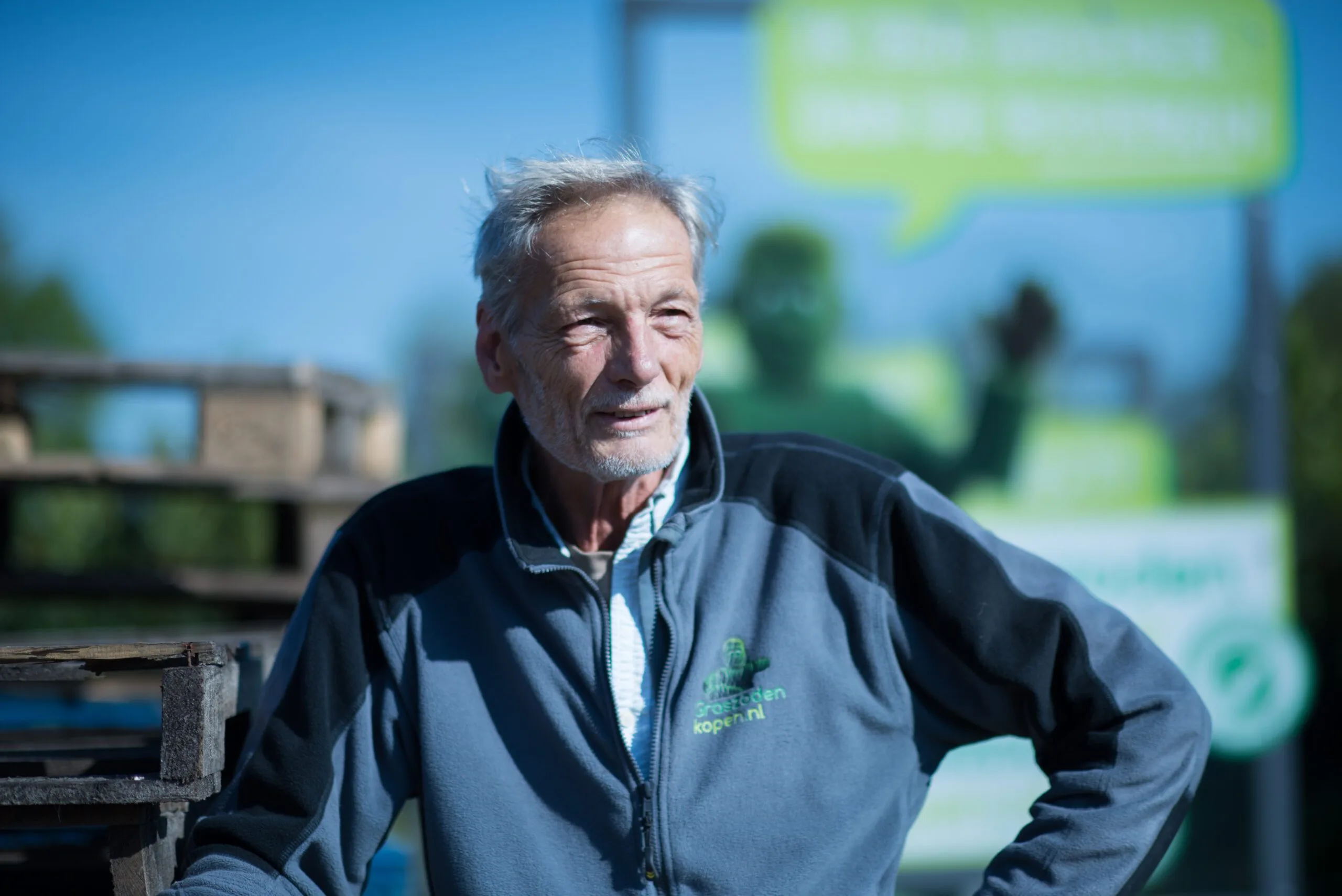 Mickey van Graszodenkopen.nl op het erf in Gasselte tussen de pallets met graszoden