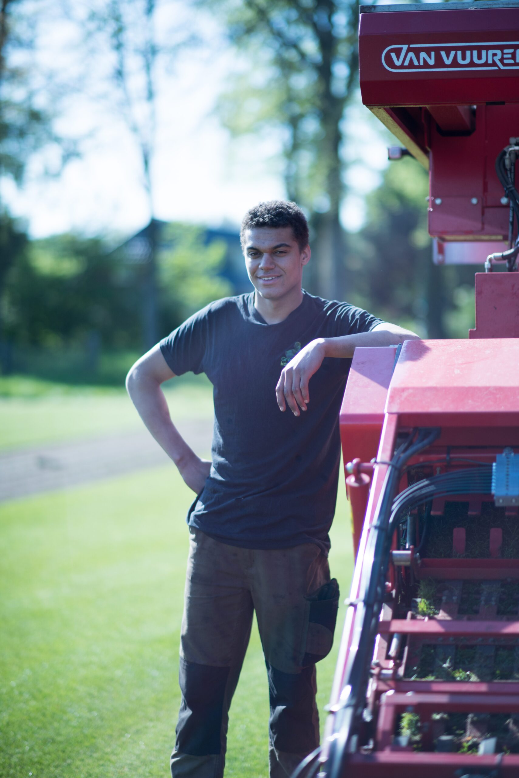 Medewerker van Graszodenkopen.nl bij de graszoden-oogstmachine op het veld