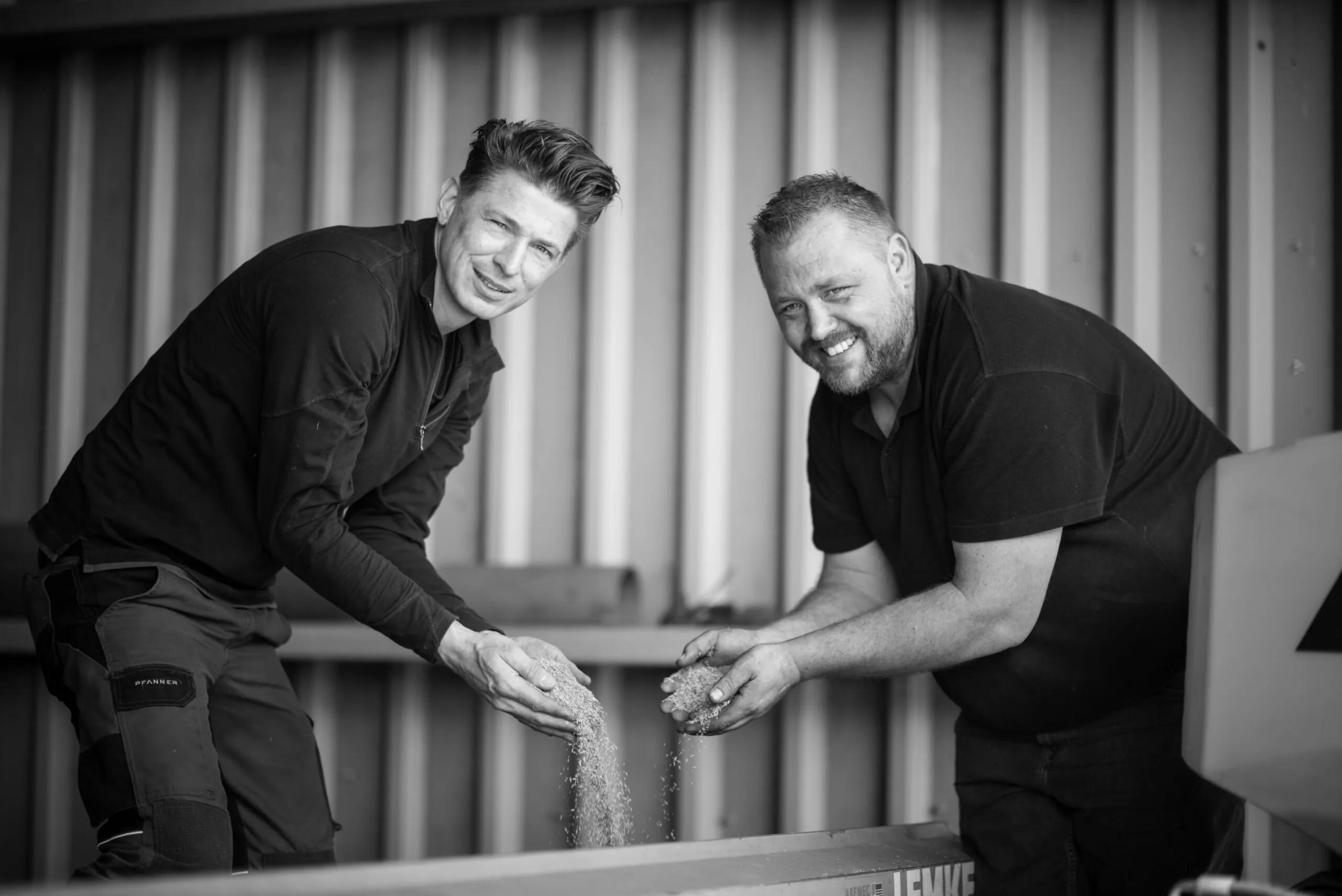 Robbert krol en marcel lageman van Graszodenkopen.nl controleren de kwaliteit van graszaad in de loods