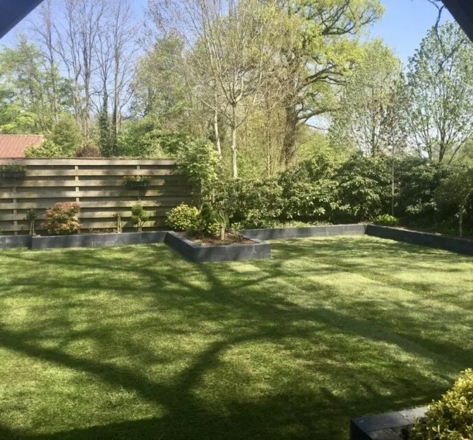 Graszoden aanleggen in strakke tuin in Tubbergen