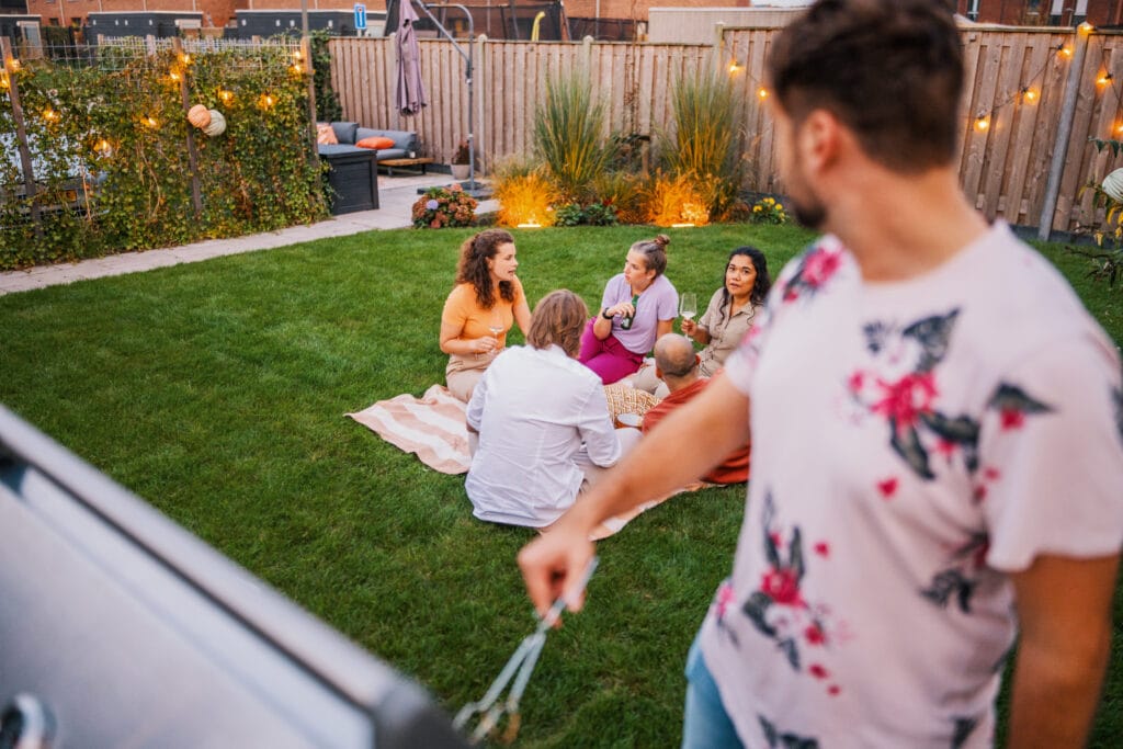 Nieuw gazon gebruiken met vrienden