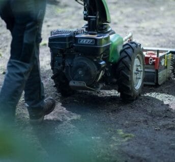 Machine freest grond voor voorbereiding van graszoden leggen