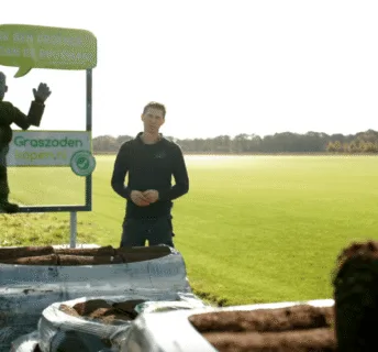 Bord van Graszodenkopen bij een groot graszodenveld