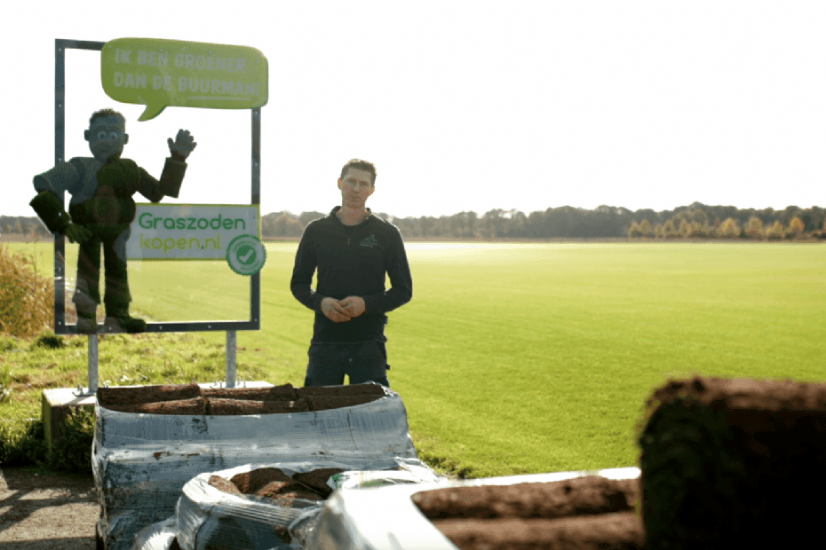 Bord van Graszodenkopen bij een groot graszodenveld