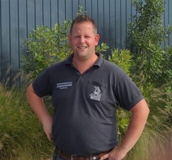 Hovenier bij een nieuw aangelegd gazon in een tuin