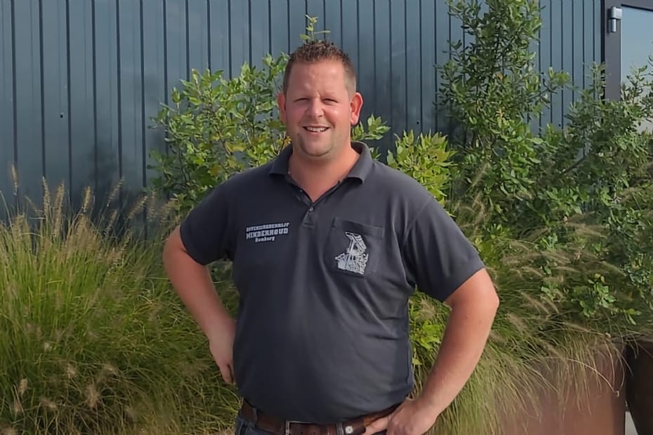 Hovenier bij een nieuw aangelegd gazon in een tuin