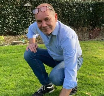 Klant controleert de kwaliteit van een nieuw gazon