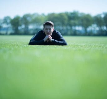 Medewerker controleert kwaliteit van een graszodenveld