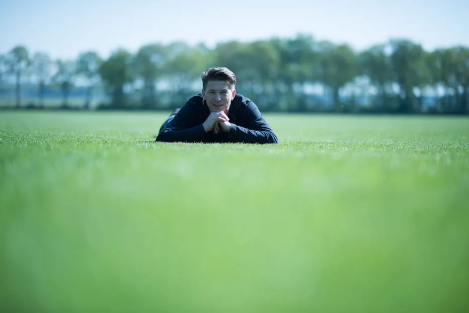 Medewerker controleert kwaliteit van een graszodenveld