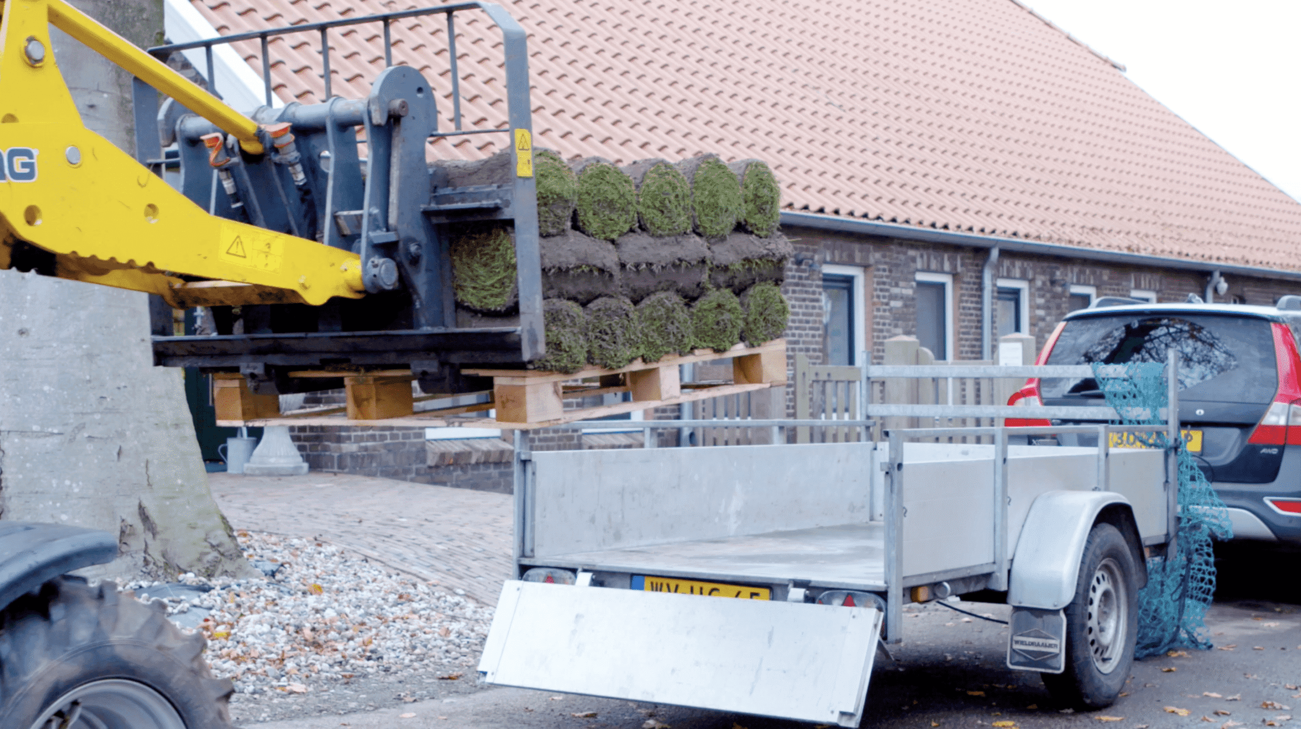 Klant haalt graszoden op met aanhanger bij Graszodenkopen.nl