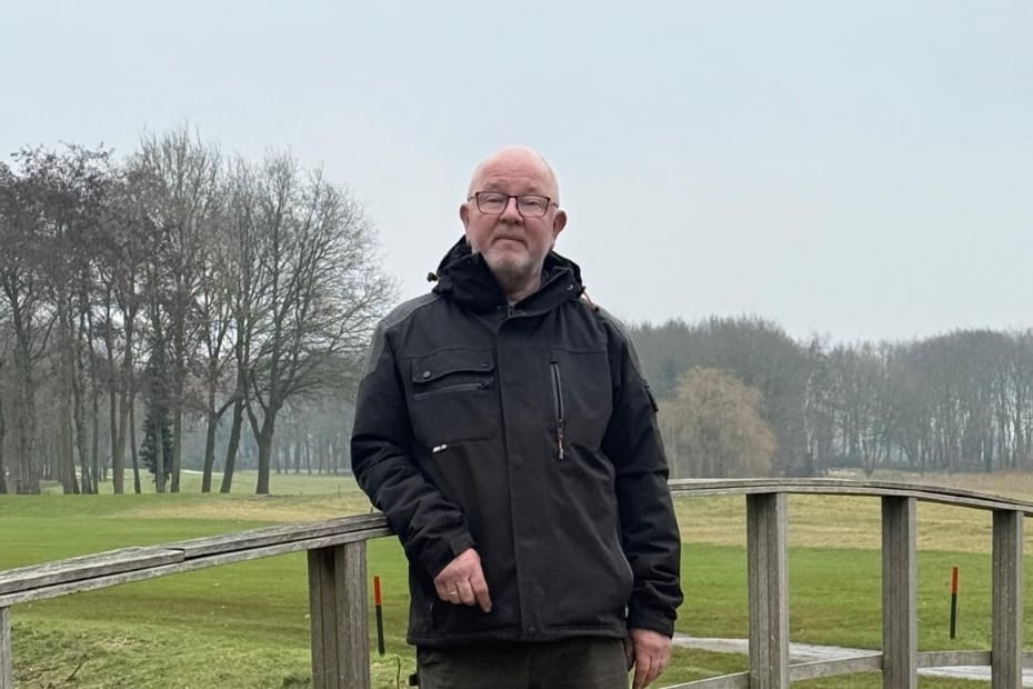 Hoofdgreenkeeper Arie Wiechertjes op Golfbaan de Semslanden